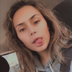 Meet your Posher, Caitlin